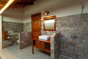 Shower, free toiletries, hair dryer, bathrobes - Bauhinia Resort Phu Quoc  (Phu Quoc)