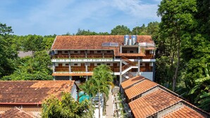 Un complejo turístico con varias edificaciones, un patio central y abundante vegetación.
