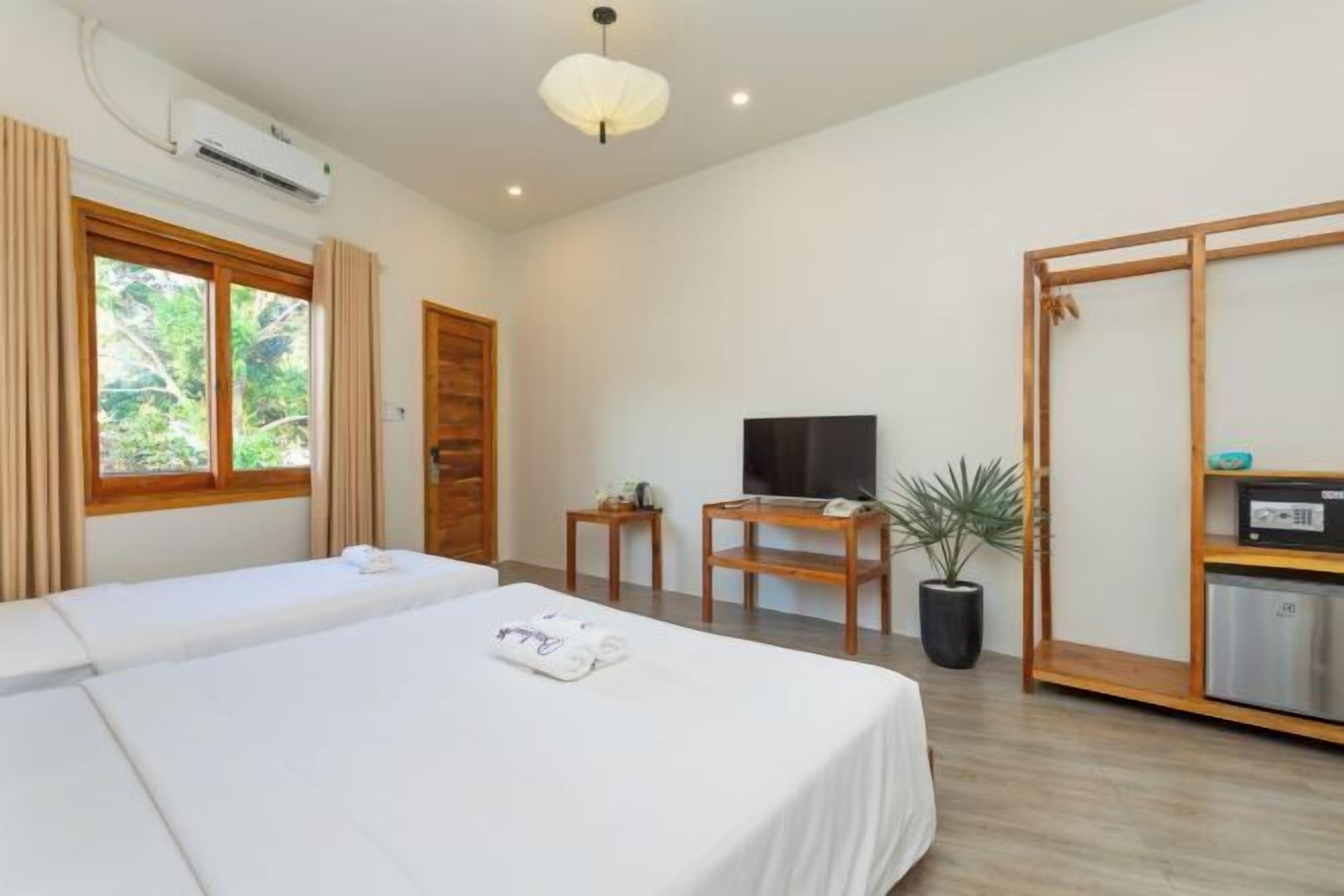 Minibar, in-room safe, desk, blackout drapes