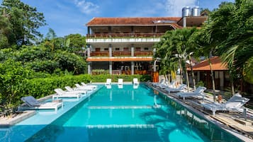 Piscina all'aperto, ombrelloni da piscina, lettini