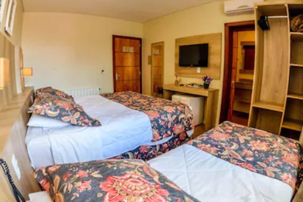 ميني بار وستائر تعتيم وواي فاي مجانًا وملاءات أسرّة