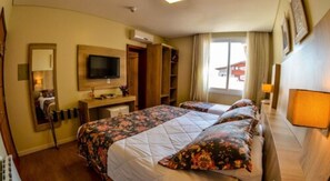 Minibar, blendingsgardiner, wi-fi (inkludert) og sengetøy