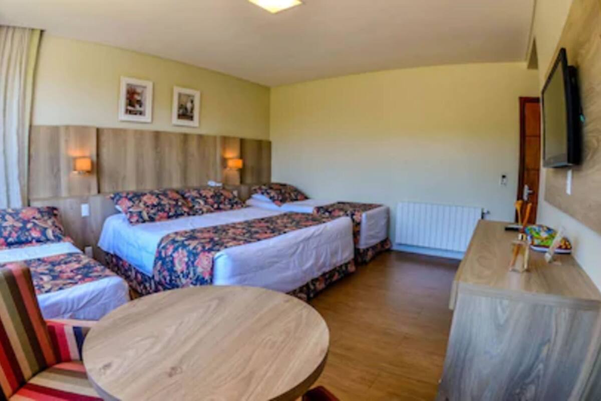 ميني بار وستائر تعتيم وواي فاي مجانًا وملاءات أسرّة