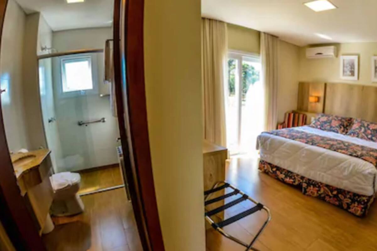 ميني بار وستائر تعتيم وواي فاي مجانًا وملاءات أسرّة