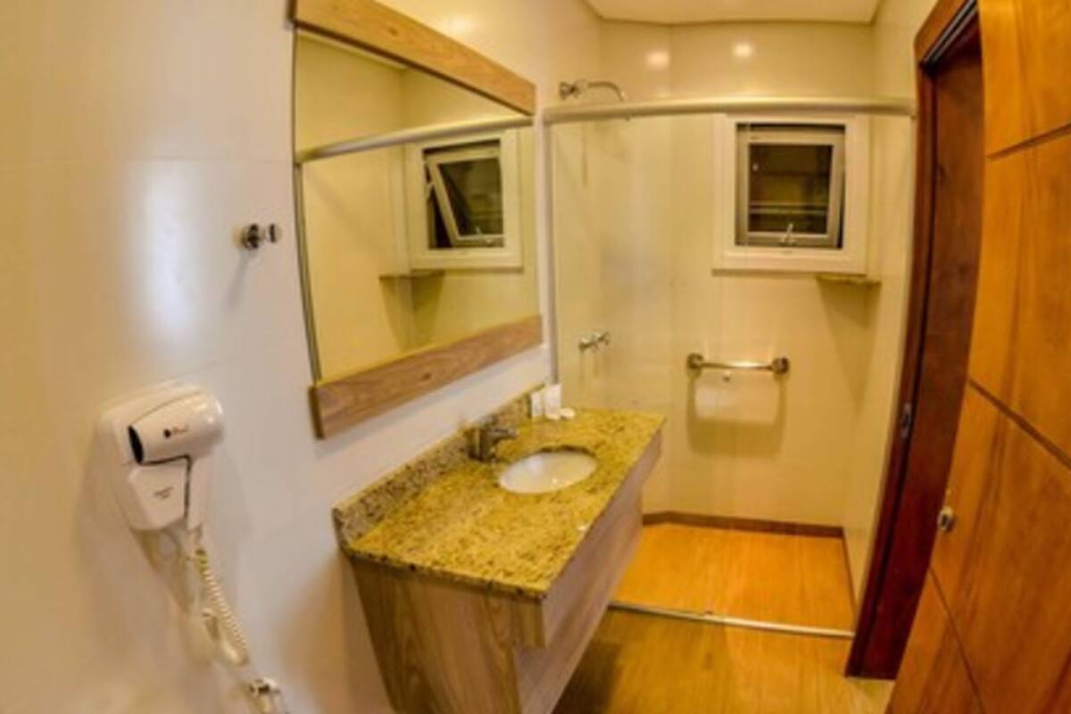 تجهيزات دش، مستلزمات مجانية للعناية الشخصية، مجففات شعر، مناشف