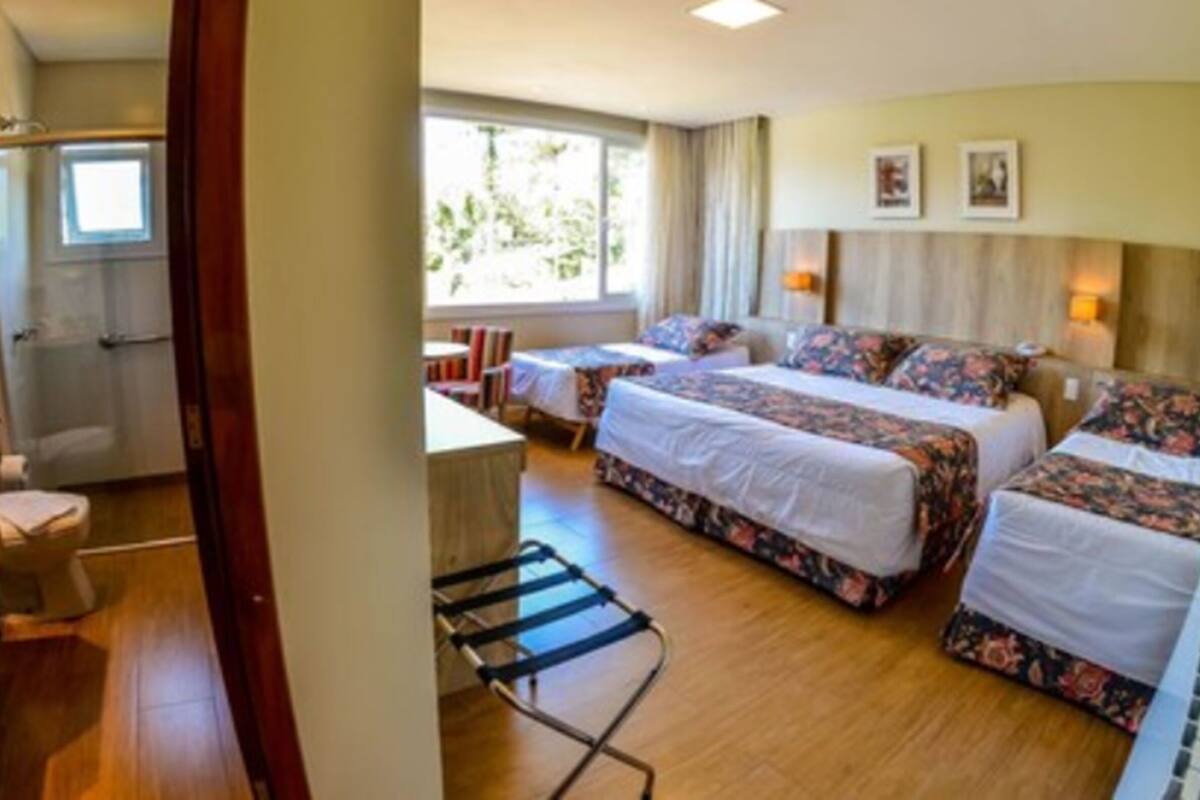 ميني بار وستائر تعتيم وواي فاي مجانًا وملاءات أسرّة