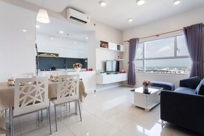 奢華公寓, 2 間臥室, 泳池景 | 客廳 | 46 吋平面電視連有線電視頻道、電視