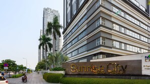 Un edificio moderno con un cartello che riporta la scritta "Sunrise City Central Towers".