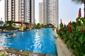 Outdoor pool, an infinity pool - Jennifer Apartment Luxury 2BR (Ho Chi Minh City)