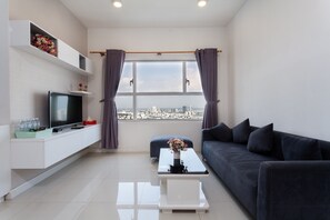 奢華公寓, 2 間臥室, 泳池景 | 客廳 | 46 吋平面電視連有線電視頻道、電視