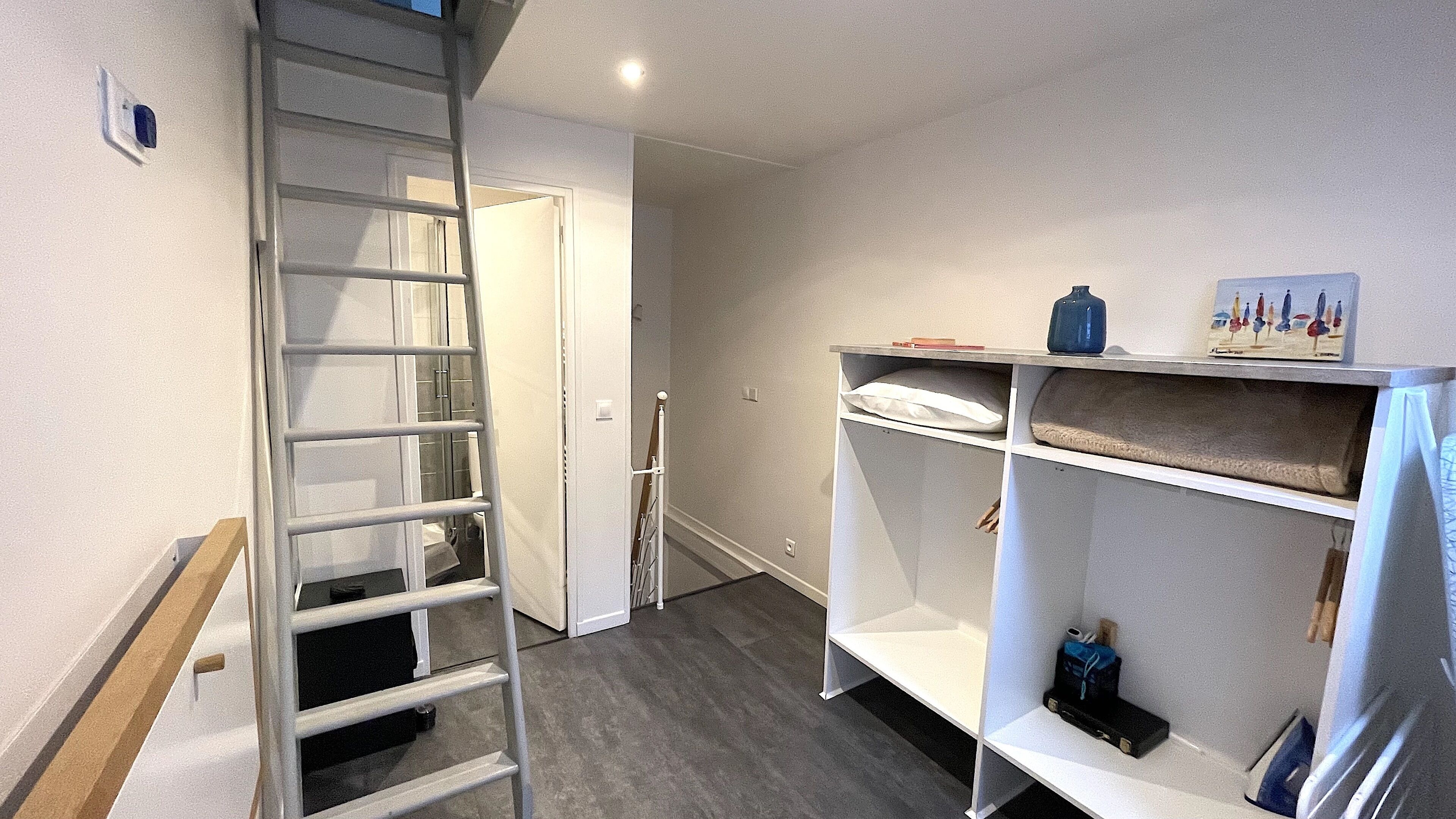 1er ETAGE ou se trouve l'échelle pour accéder aux combles (ou se trouve le lit)