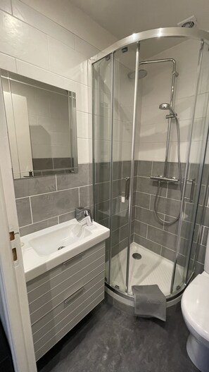 Regadera, secadora de cabello, toallas, jabón 