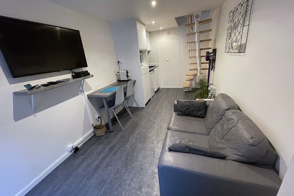 RDC : Pièce de vie avec kitchenette
donnant sur la terrasse privative de 10m2