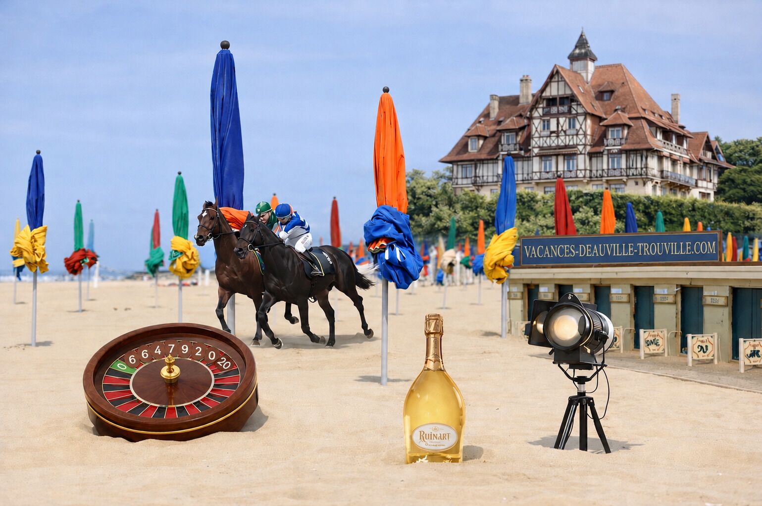 Una spiaggia con una corsa di cavalli, una roulette, una bottiglia di champagne Ruinart e una macchina fotografica su un cavalletto.