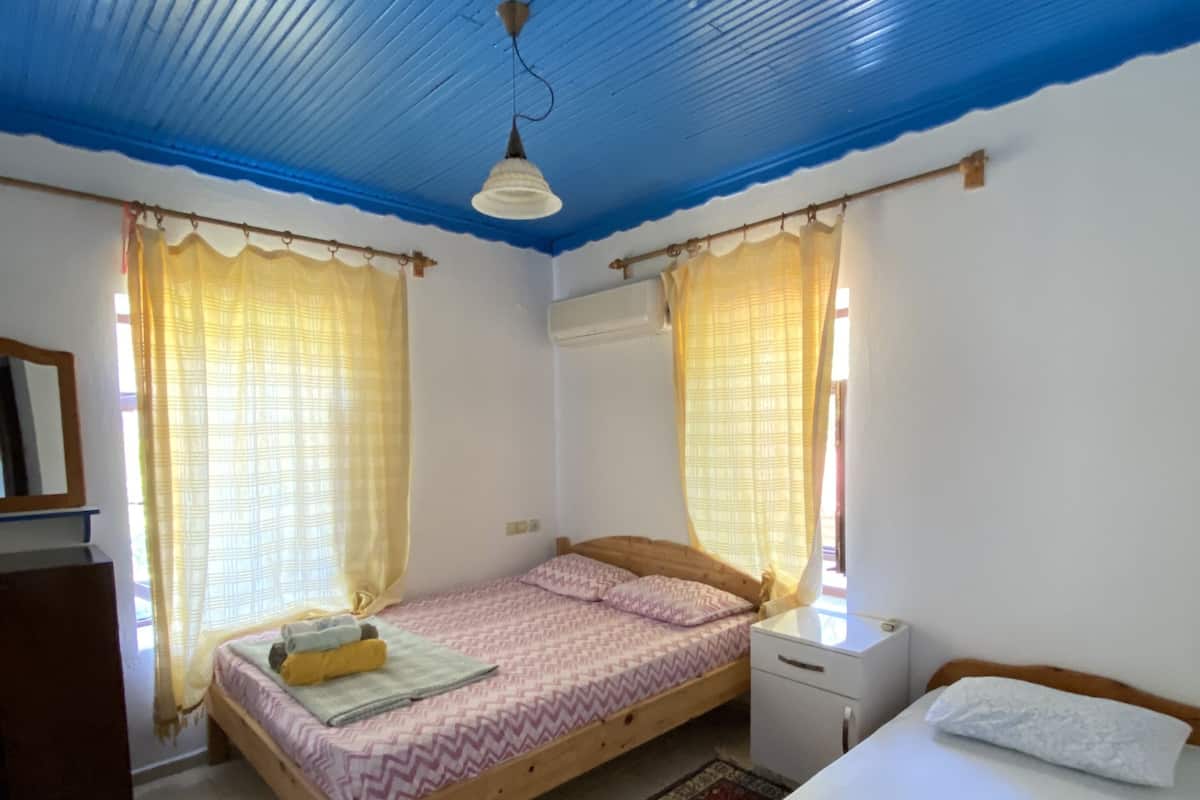 In-room safe, desk, blackout drapes, soundproofing