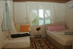 Standard Triple Room | In-room safe, desk, blackout drapes, soundproofing - Likya Pansiyon (Demre)