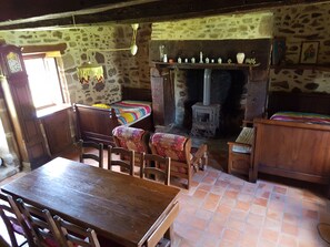 Iron/ironing board, travel cot, free WiFi, bed sheets