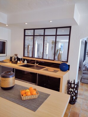 Réfrigérateur, micro-ondes, four, plaque de cuisson