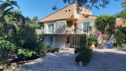 Superb ground floor villa renovated on the top of Hyères 6 minutes from the beaches