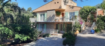 Superb ground floor villa renovated on the top of Hyères 6 minutes from the beaches