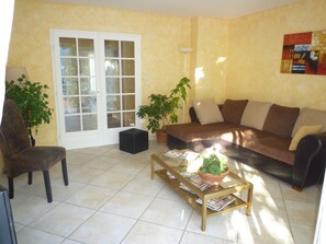 TV - Superb ground floor villa renovated on the top of Hyères 6 minutes from the beaches (Hyères)