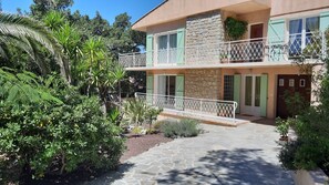 Exterior - Superb ground floor villa renovated on the top of Hyères 6 minutes from the beaches (Hyères)