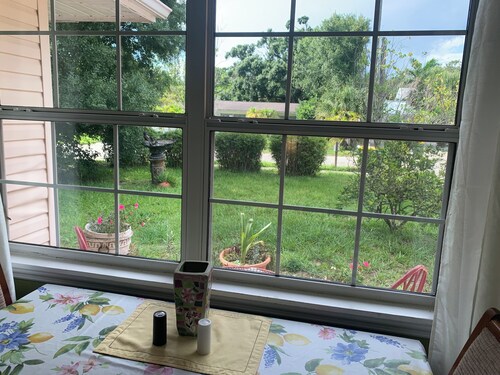 Cozy 2 Bed, 1 Bath cottage close to Downtown Sarasota and the Beaches