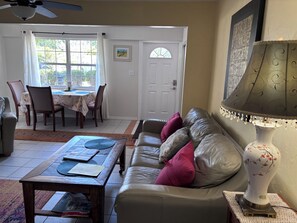 Smart TV - Cozy 2 Bed, 1 Bath cottage close to Downtown Sarasota and the Beaches (Sarasota)