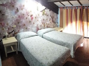 Dobbeltværelse | Skrivebord, gratis baby-/barnesenge, gratis Wi-Fi, sengetøj