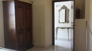 Phòng 3 | Bàn, nôi (giường cho trẻ sơ sinh) miễn phí