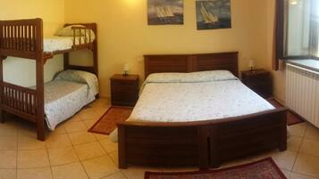 Phòng 4 | Bàn, nôi (giường cho trẻ sơ sinh) miễn phí