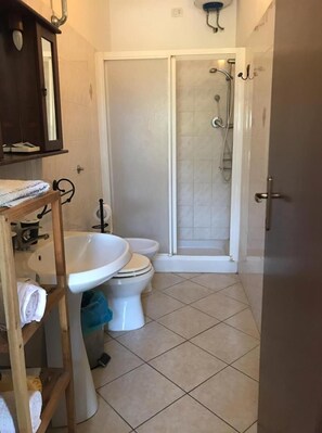 Shower, free toiletries, bidet, towels - Agriturismo Il Poderino (Tarquinia)