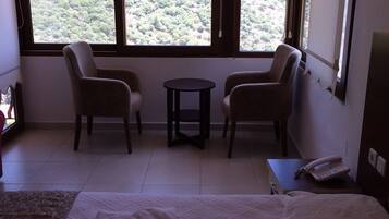 Perhehuone | Tallelokero huoneessa, työpöytä, lisävuoteet, ilmainen Wi-Fi