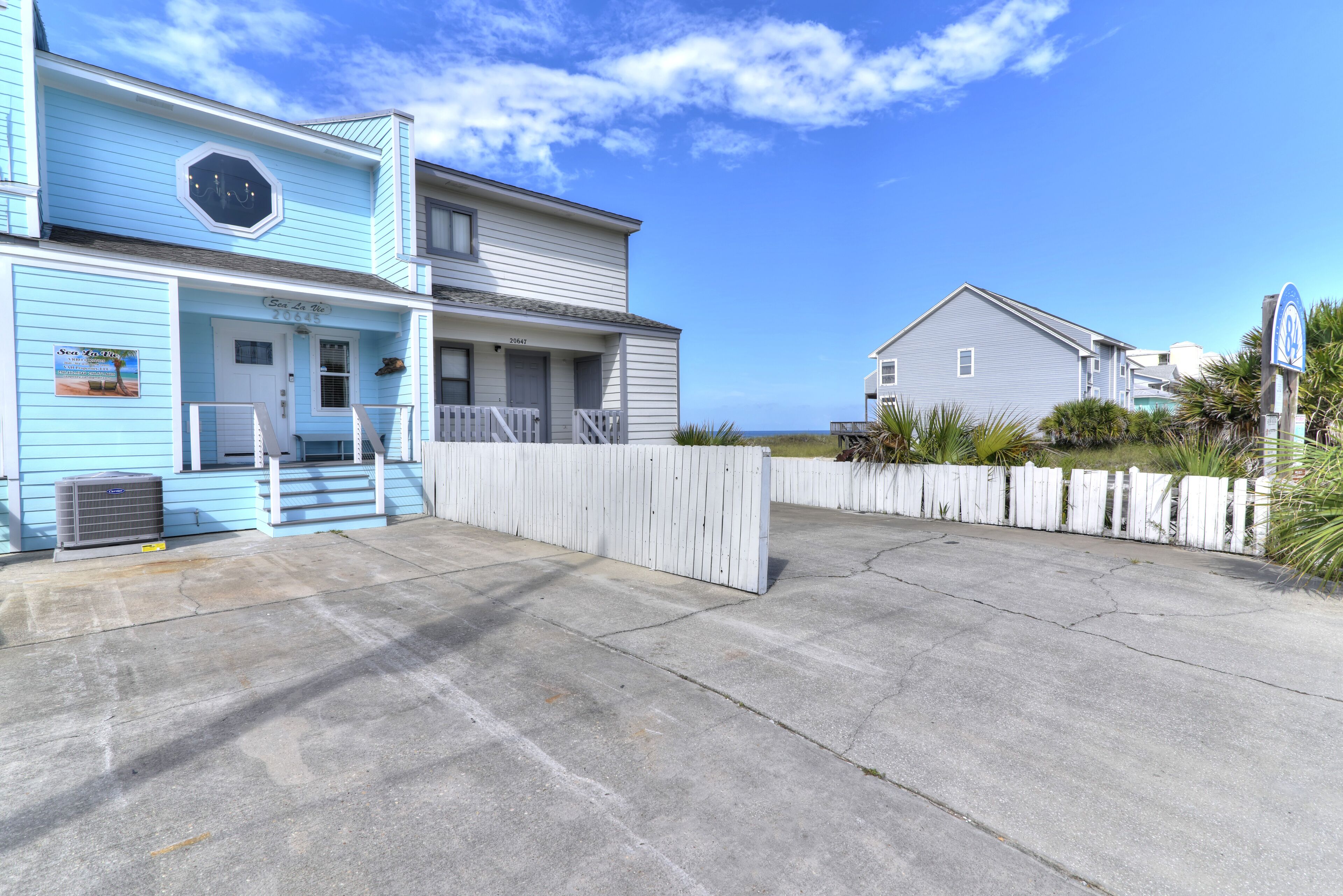 Un bâtiment à deux étages, doté d’un porche et d’une enseigne indiquant « Sea Side Inn ».