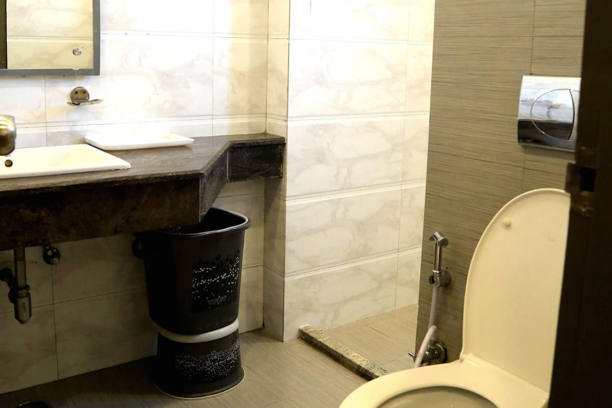 Royal Room, 1 King Bed | Bathroom
