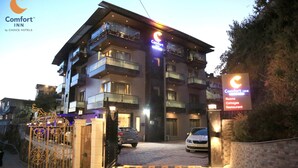 A multi-story building with balconies, a gated entrance, and signage for Comfort Inn by Choice Hotels. - Comfort Inn Silver Arch Hotel, Mussoorie (Dehradun)