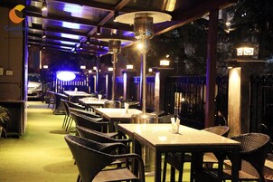 Café da manhã continental todos os dias (INR 1500 por pessoa) 