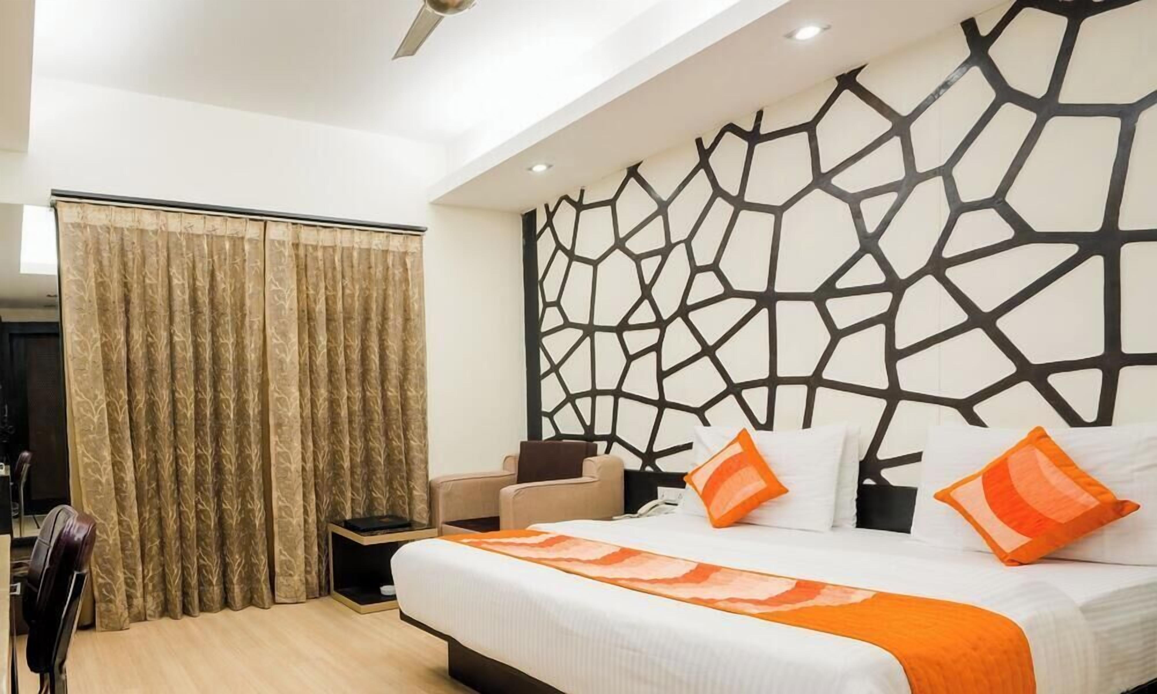 1 bedroom, premium bedding, in-room safe, desk