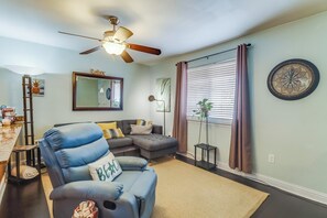 Smart TV, DVD player, books - Luxurious King bed Condo across from Beach, Boardwalk, Shops and Restaurants.  (Biloxi)