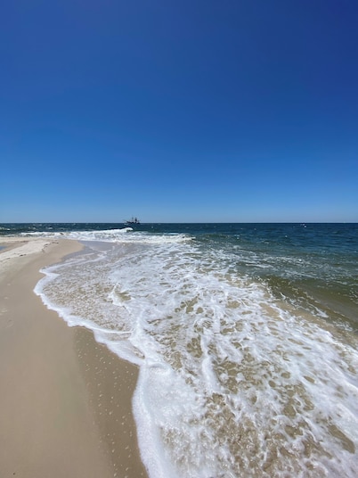 Luxurious Condo across from Beach, Boardwalk, Shops and Restaurants. King Bed.