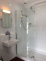 Bañera profunda, artículos de tocador gratuitos, secador de pelo