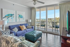 Télévision à écran plat, lecteur de DVD