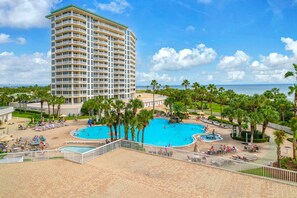 Un complexe hôtelier doté de plusieurs piscines, d’un accès direct à la plage et d’un grand bâtiment principal.