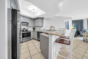 Private kitchen - St. Maarten 402: Elegant 3BR Beachfront Condo in Silver Shells (Destin)
