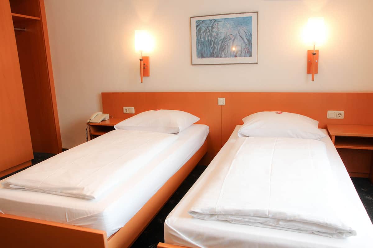 Escritorio, cunas gratuitas, wifi gratis y ropa de cama