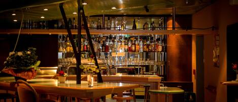 2 bar/ruang istirahat