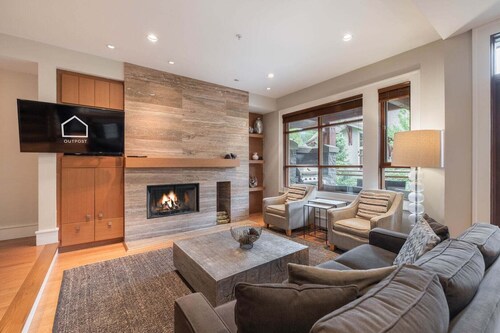 Modern | Pets | Private hot tub | AC | Garage