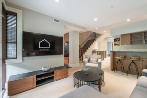 تلفزيون، مدفأة، ستيريو