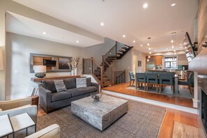 Smart TV, chimenea y estéreo 