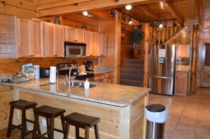 Kjøleskap, mikrobølgeovn, kokeplater og oppvaskmaskin